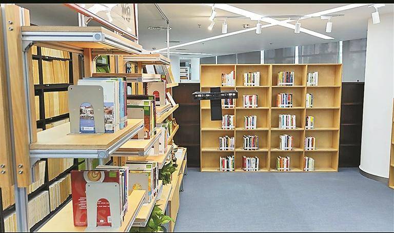 “會飛的圖書管理員”上崗 福田區圖書館無人機盤點提升效率近30倍，並聯動智慧機器人完成錯架圖書歸位