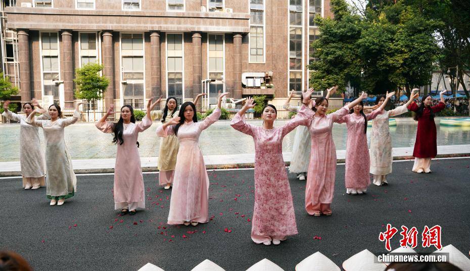 東盟留學生廣西歡度潑水節