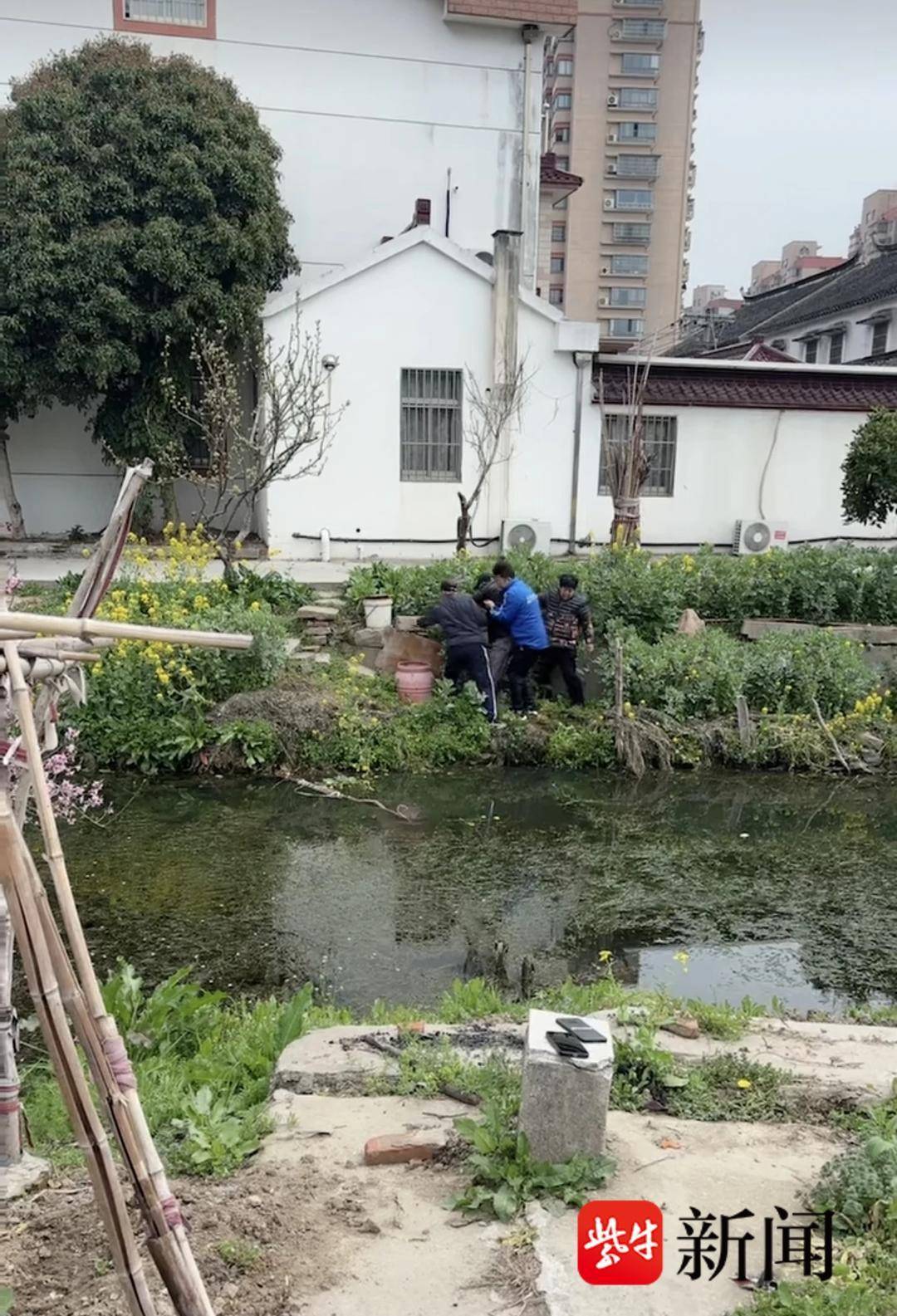 快遞小哥勇救落水82歲老人，堅決拒收家屬財物感謝