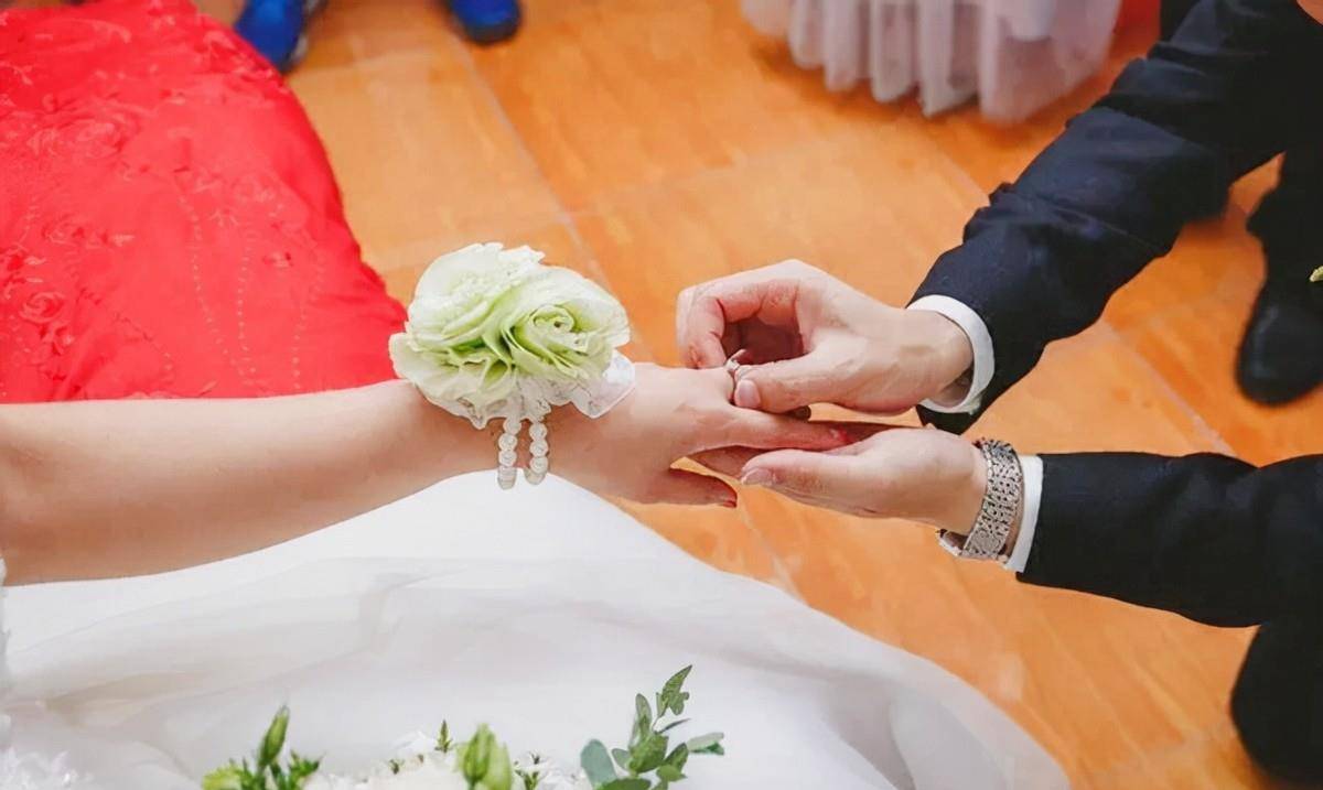 原創2017年，安徽一女會計貪汙1158萬，給男主播刷百萬鑽石