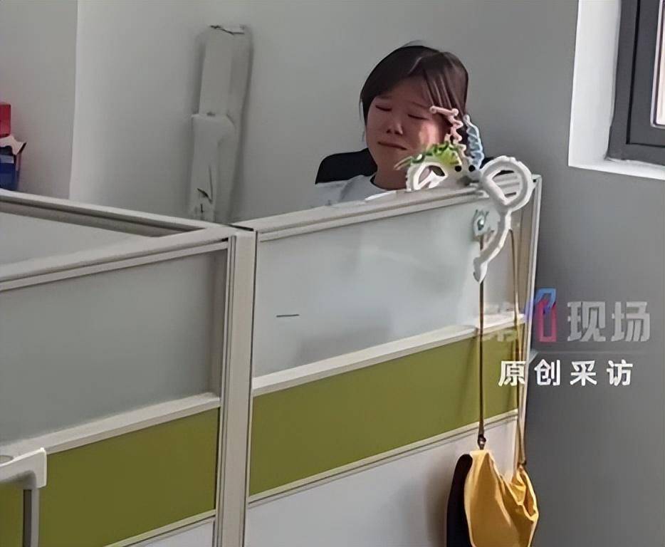 廣東深圳一小學老師批改作業崩潰大哭：不怪孩子學得慢，只是心裡太著急