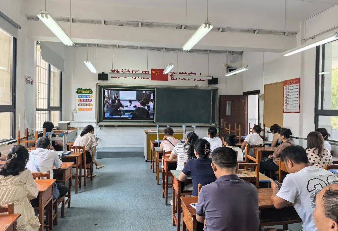 “築愛萬家·為愛賦能”家長成長課堂走進黔靈小學、金關小學