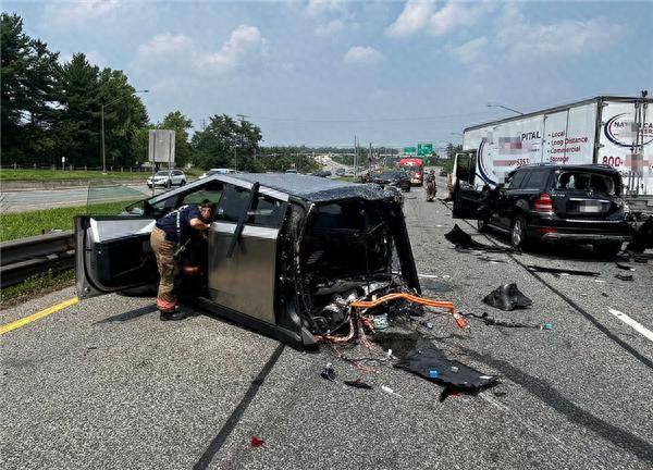 美國搬家卡車失控連撞十多輛車：一特斯拉Cybertruck被攔腰截斷
