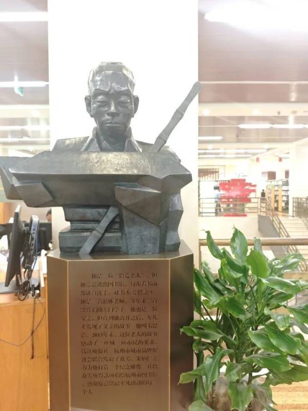 全網點贊杭州圖書館接納流浪漢，包容背後的枯燥瑣碎管理才是根本