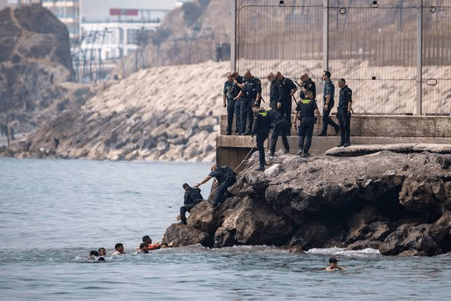 原創數千移民湧入西班牙小鎮，至少9人死亡