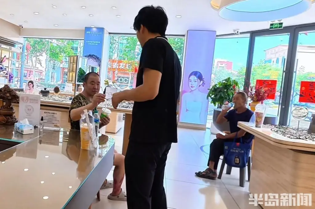 青島故事 | 75歲老人帶受傷兒子配眼鏡，店家主動免單還上門送去慰問金