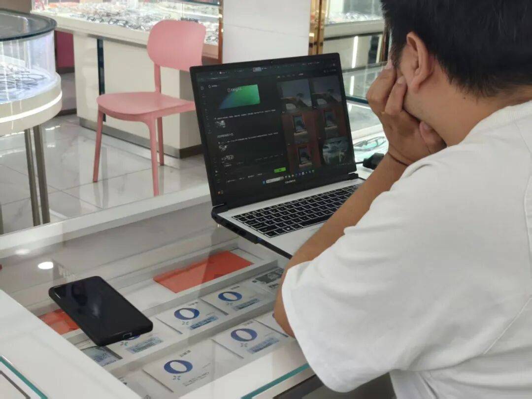 成都眼鏡店老闆，造了一座“天宮”！