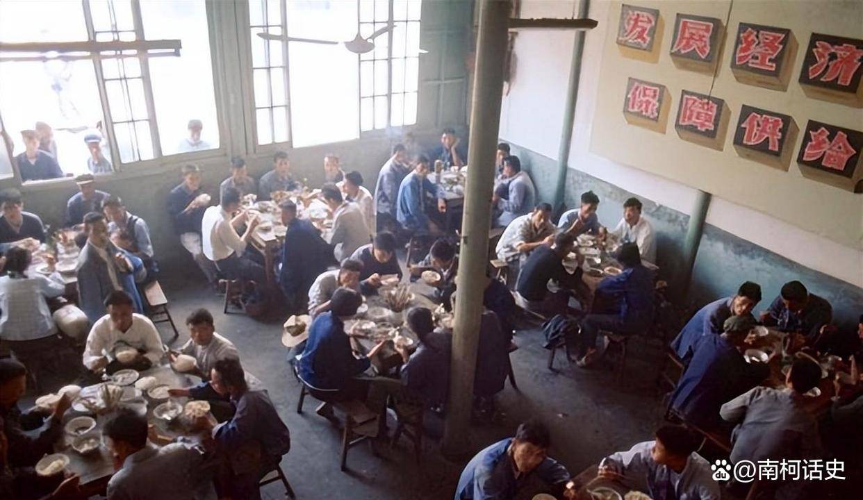 原創80年代國營大飯店一張菜譜，你當年的收入是多少，能不能消費得起