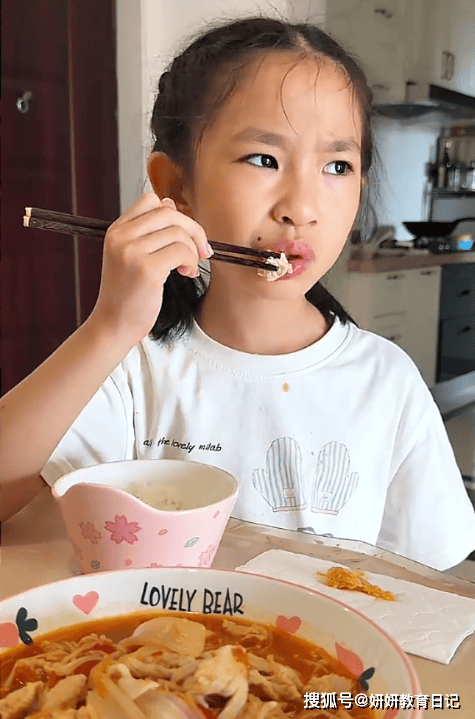 原創“一臉討債鬼的吃相”，家長曬高敏感小學女兒，網友：真會美化