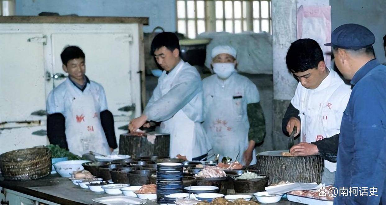 原創80年代國營大飯店一張菜譜，你當年的收入是多少，能不能消費得起