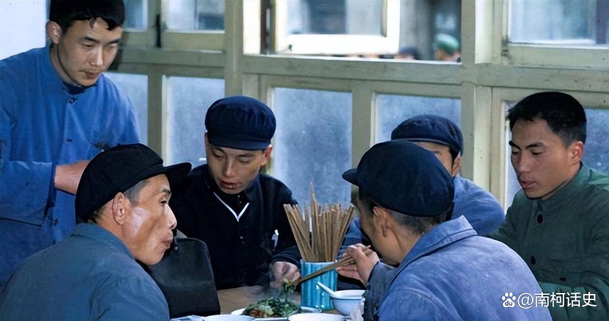 原創80年代國營大飯店一張菜譜，你當年的收入是多少，能不能消費得起