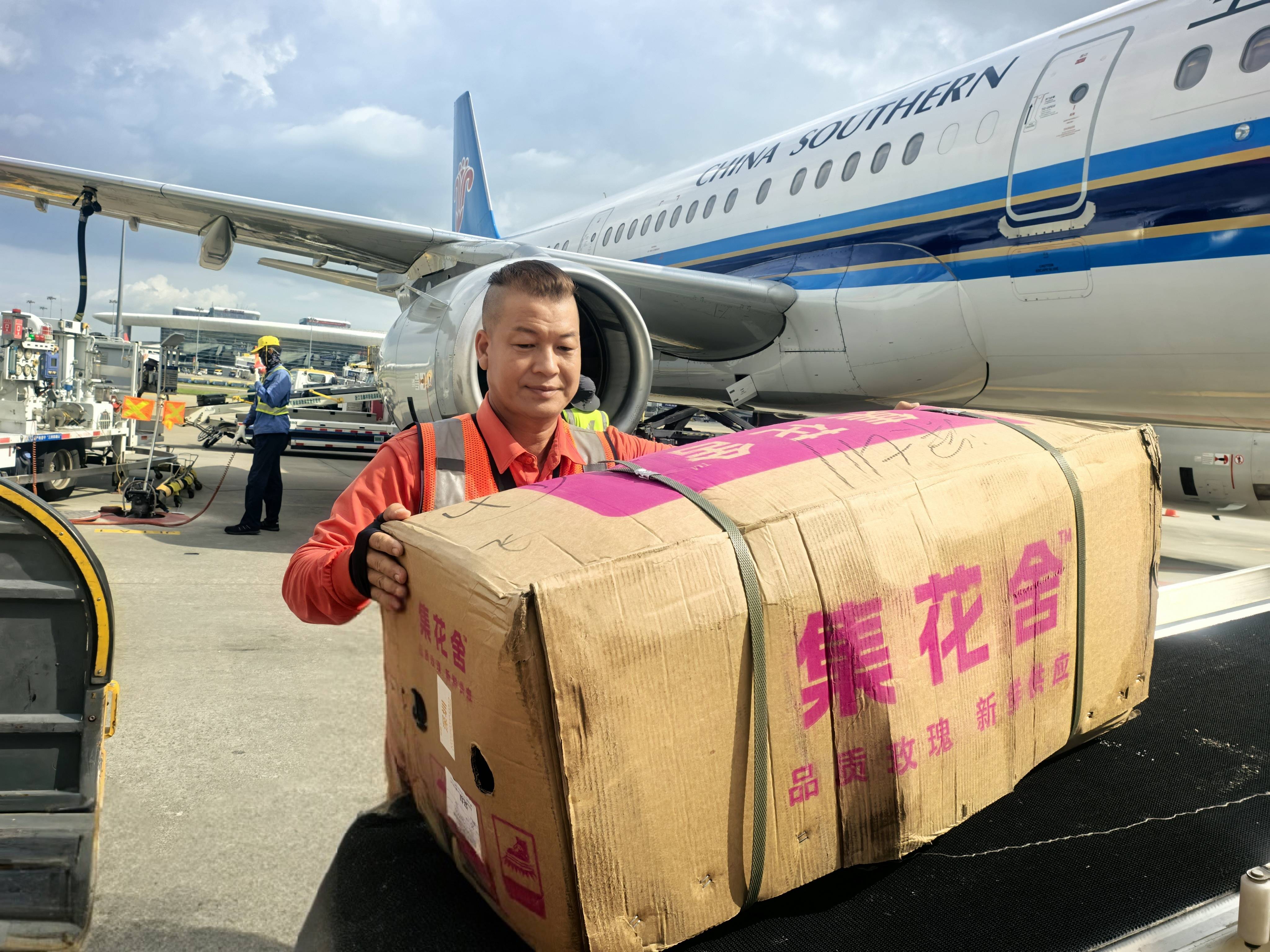 6噸鮮花“飛”抵深圳，南航物流為七夕浪漫保鮮提速