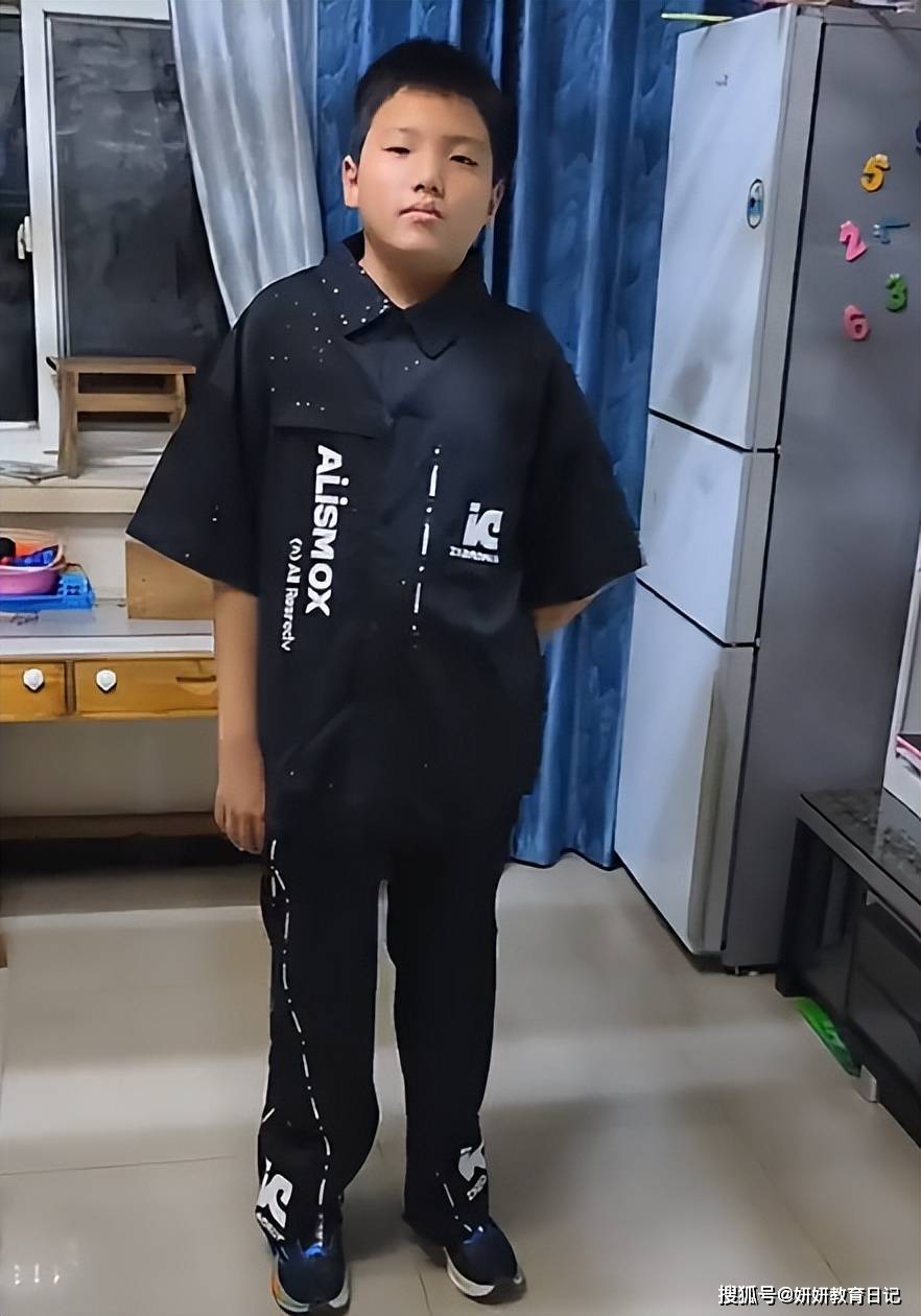 原創“買了一堆什麼玩意兒！”寶媽曬小學男生新衣服，被嘲不如穿校服