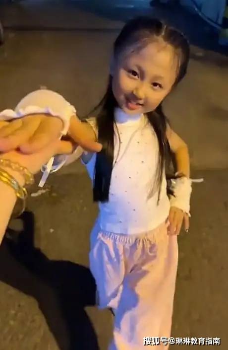 原創“頭睡得太扁，會自卑一輩子”，小學女孩跳舞影片火了，家長卻被網友追著罵