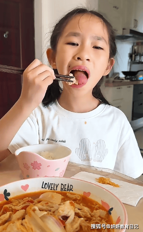 原創“一臉討債鬼的吃相”，家長曬高敏感小學女兒，網友：真會美化