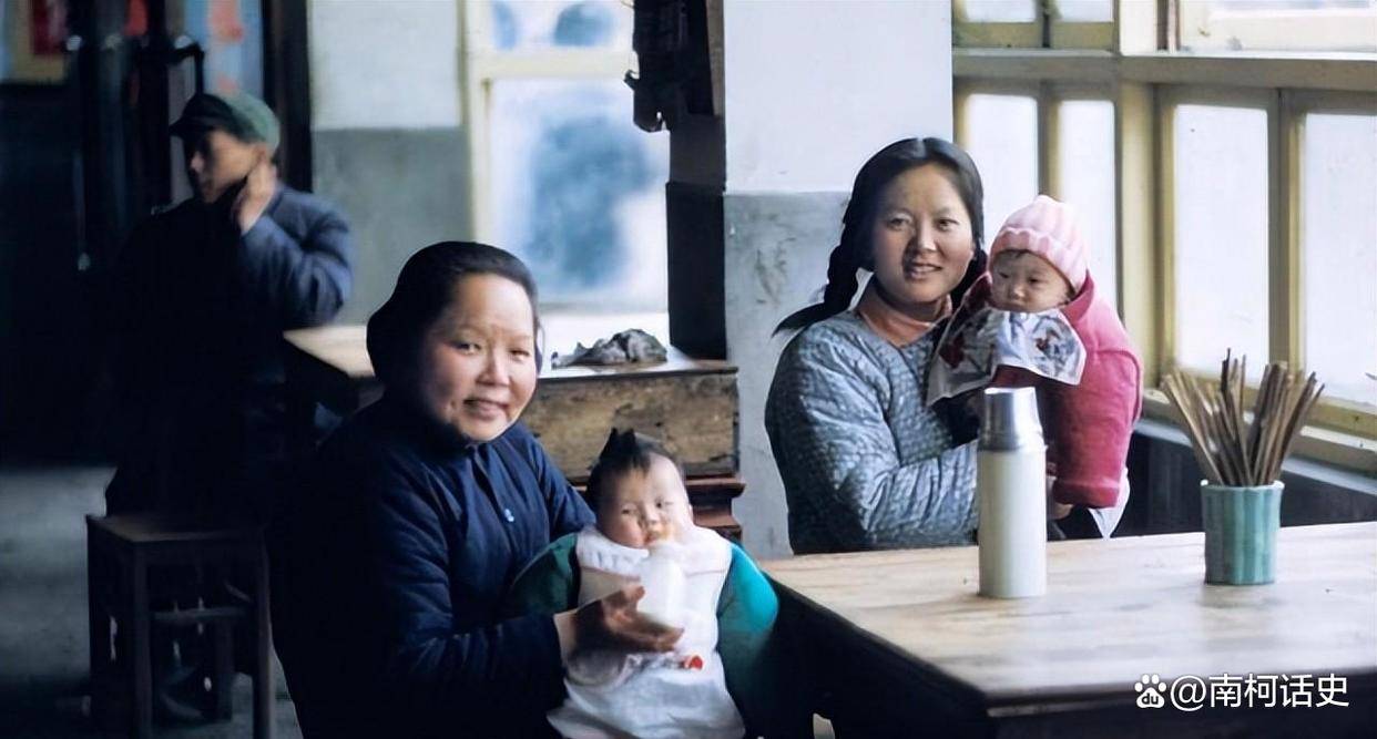 原創80年代國營大飯店一張菜譜，你當年的收入是多少，能不能消費得起