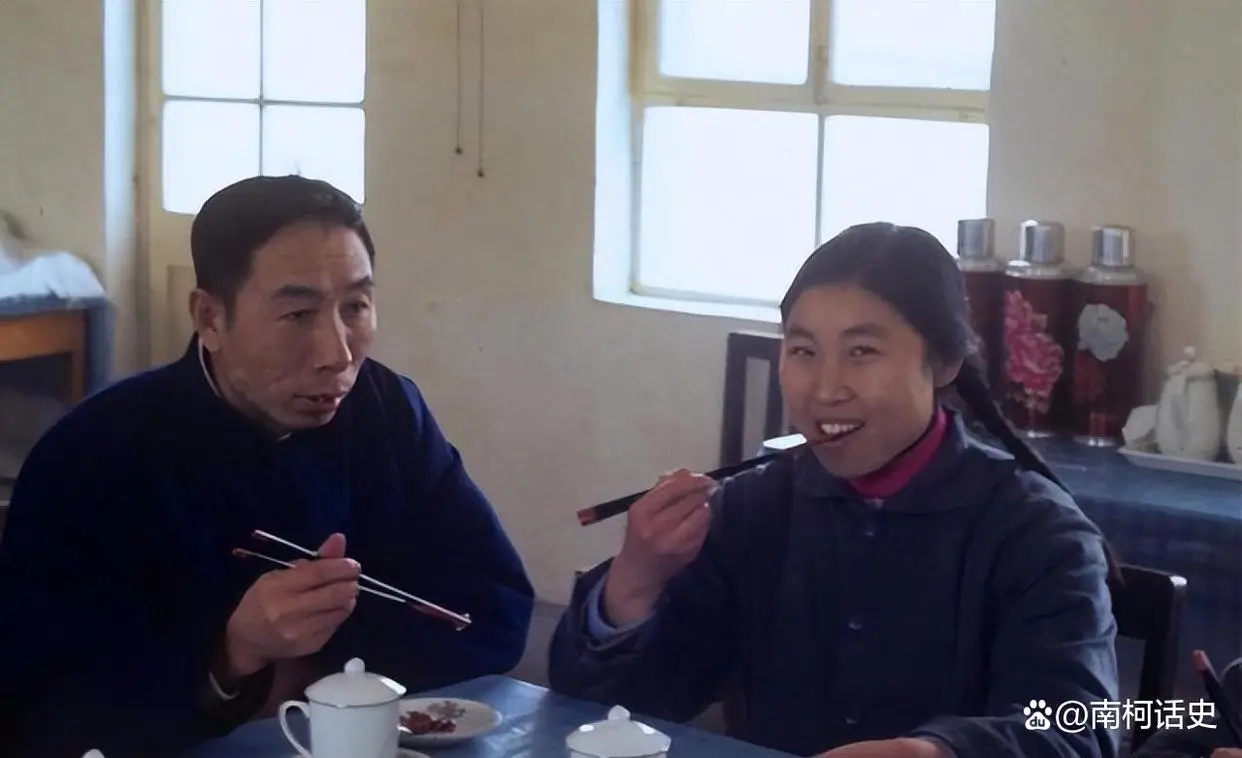 原創80年代國營大飯店一張菜譜，你當年的收入是多少，能不能消費得起