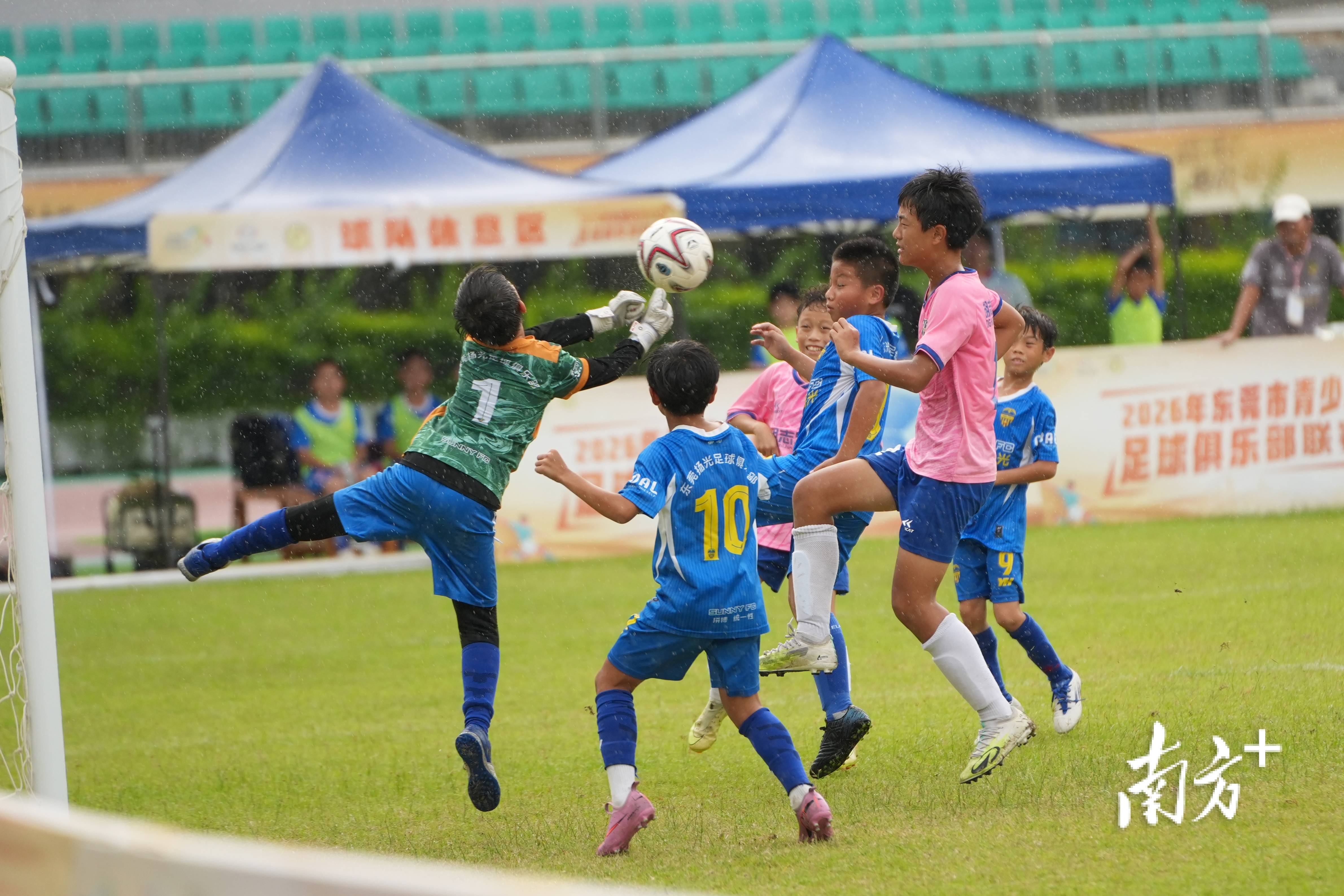 東莞足球小將決出冠軍！小學組驚帆、初中組健大登頂