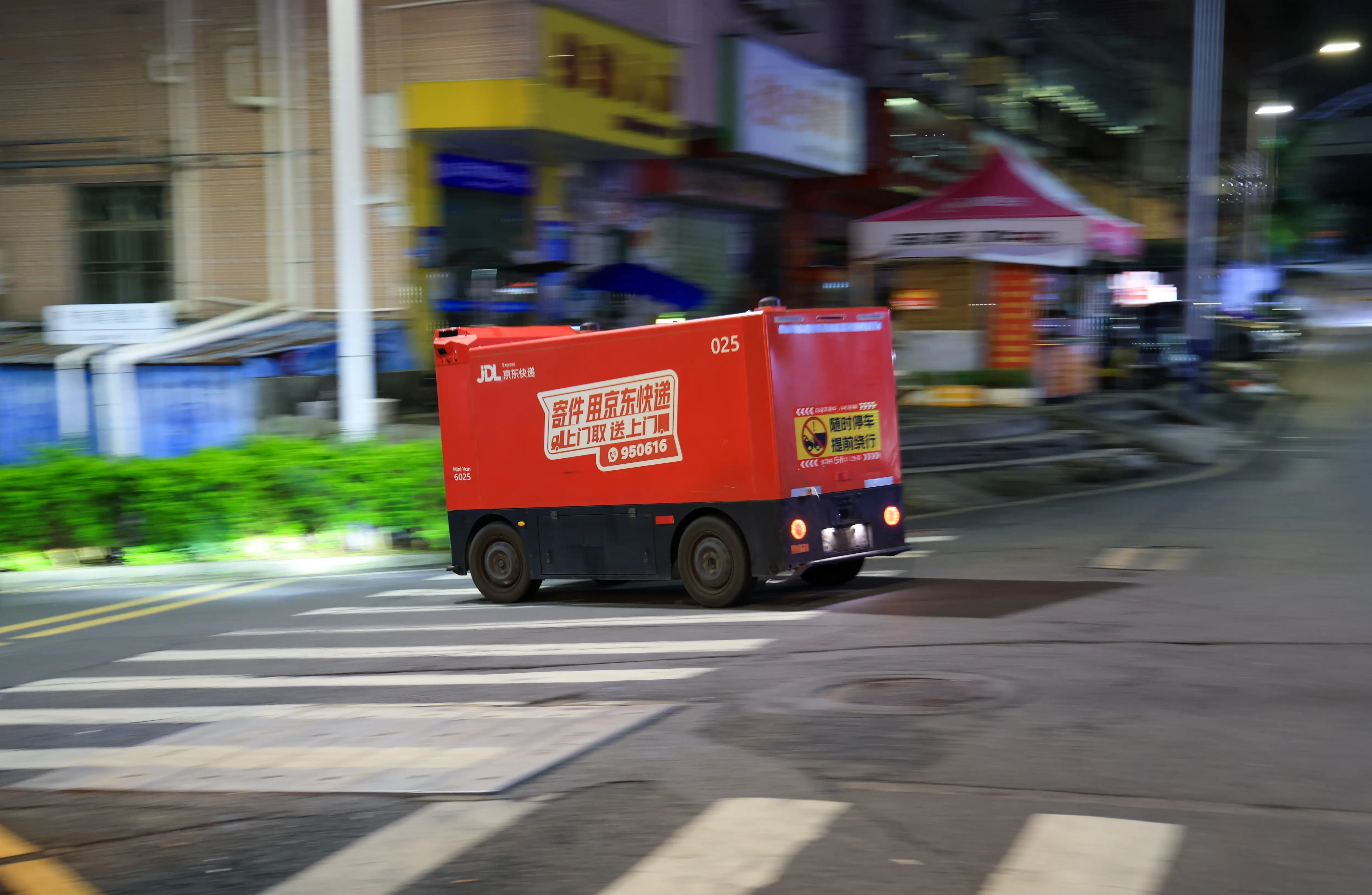 日夜穿梭街巷 深圳無人物流跑出新速度