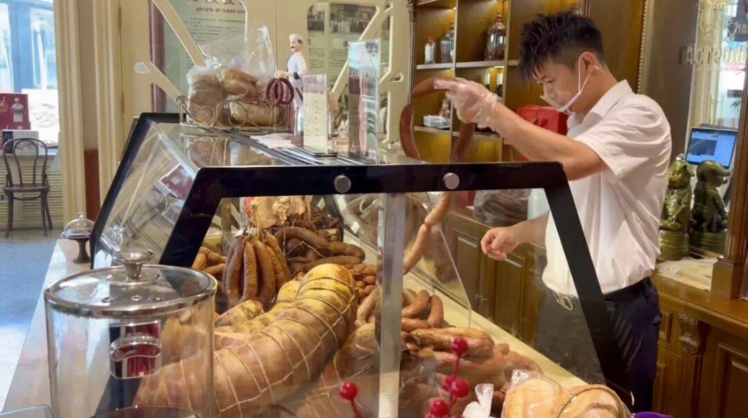 香飄中央大街！哈爾濱紅腸博物館開館：依大連斯、阿懷尼、茶腸、沙西斯克……感受哈爾濱美食的老味道