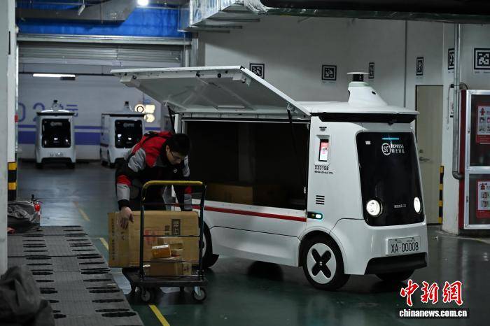 中國國家郵政局：全國多地投用超1.6萬臺無人快遞車