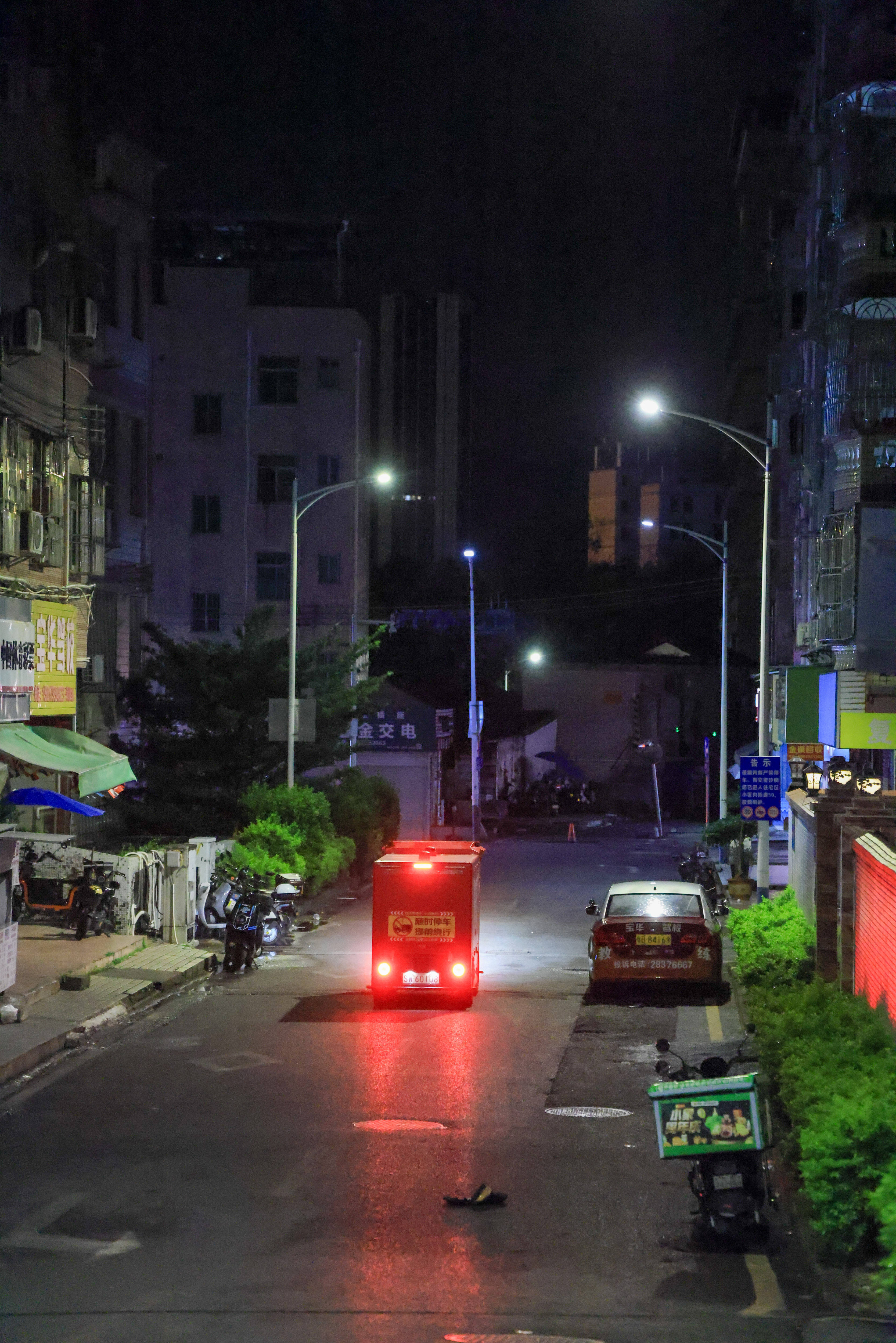 日夜穿梭街巷 深圳無人物流跑出新速度