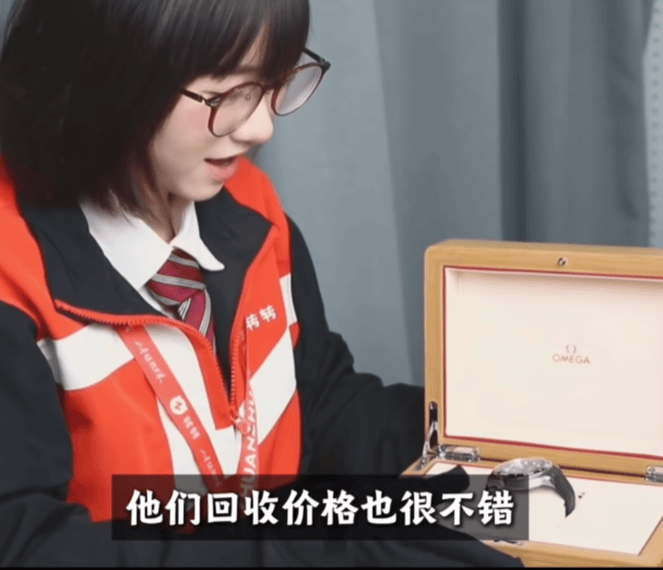 神秘眼鏡女一句話，讓轉轉陷輿論漩渦