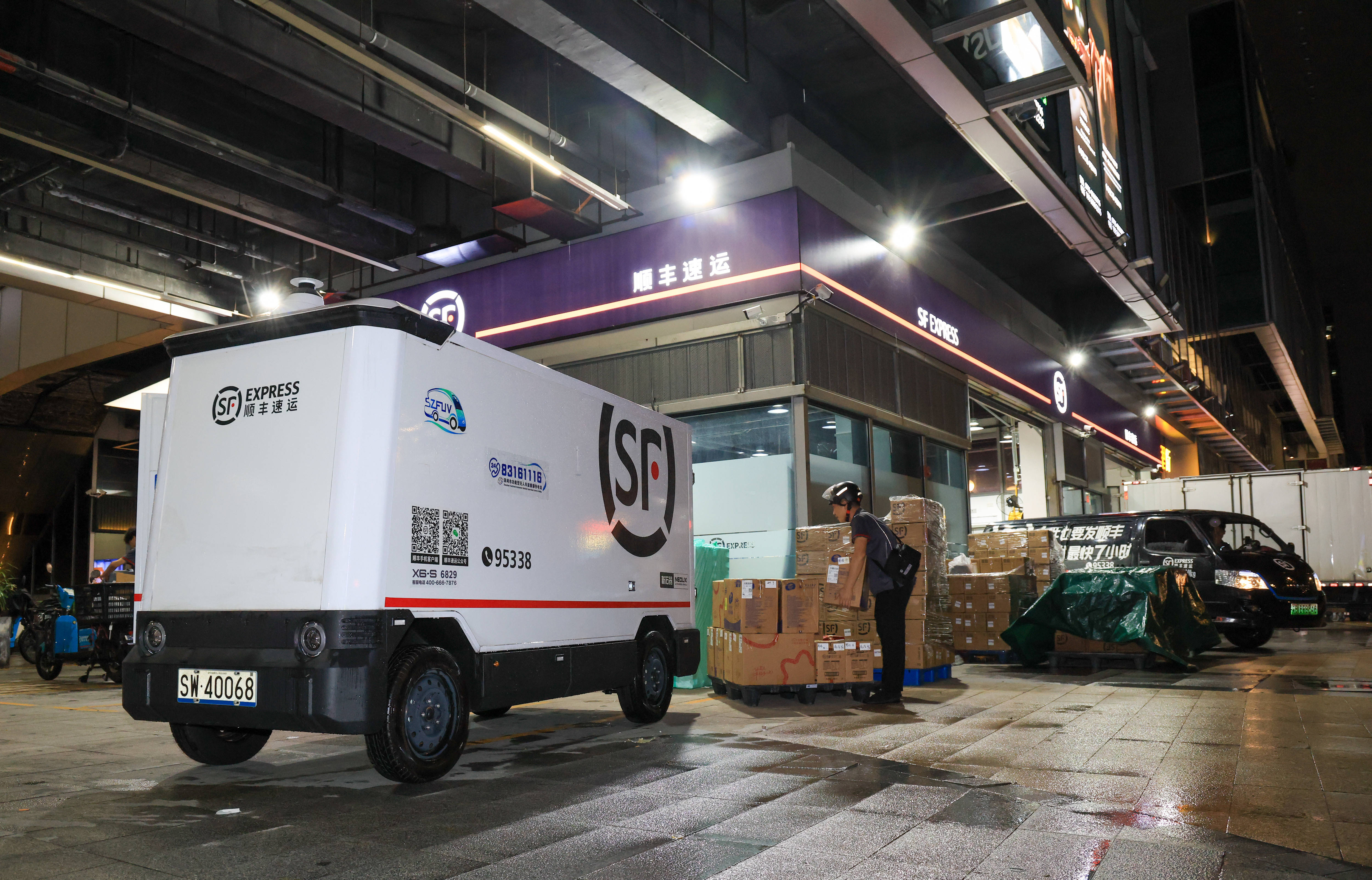 日夜穿梭街巷 深圳無人物流跑出新速度
