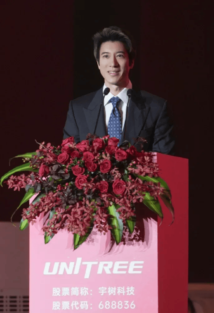 王力宏現身宇樹科技答謝宴，與王興興同桌