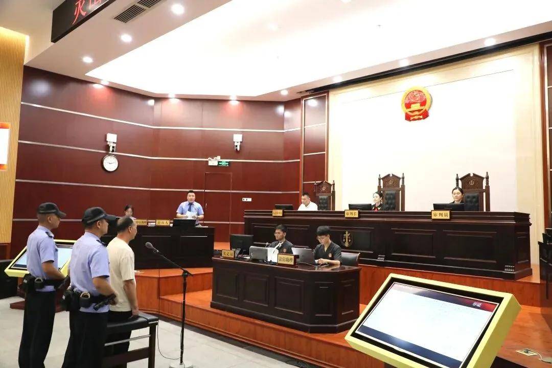 原創非法收受財物累計175.1萬元！一中學原校長受審，200人旁聽校長受審！