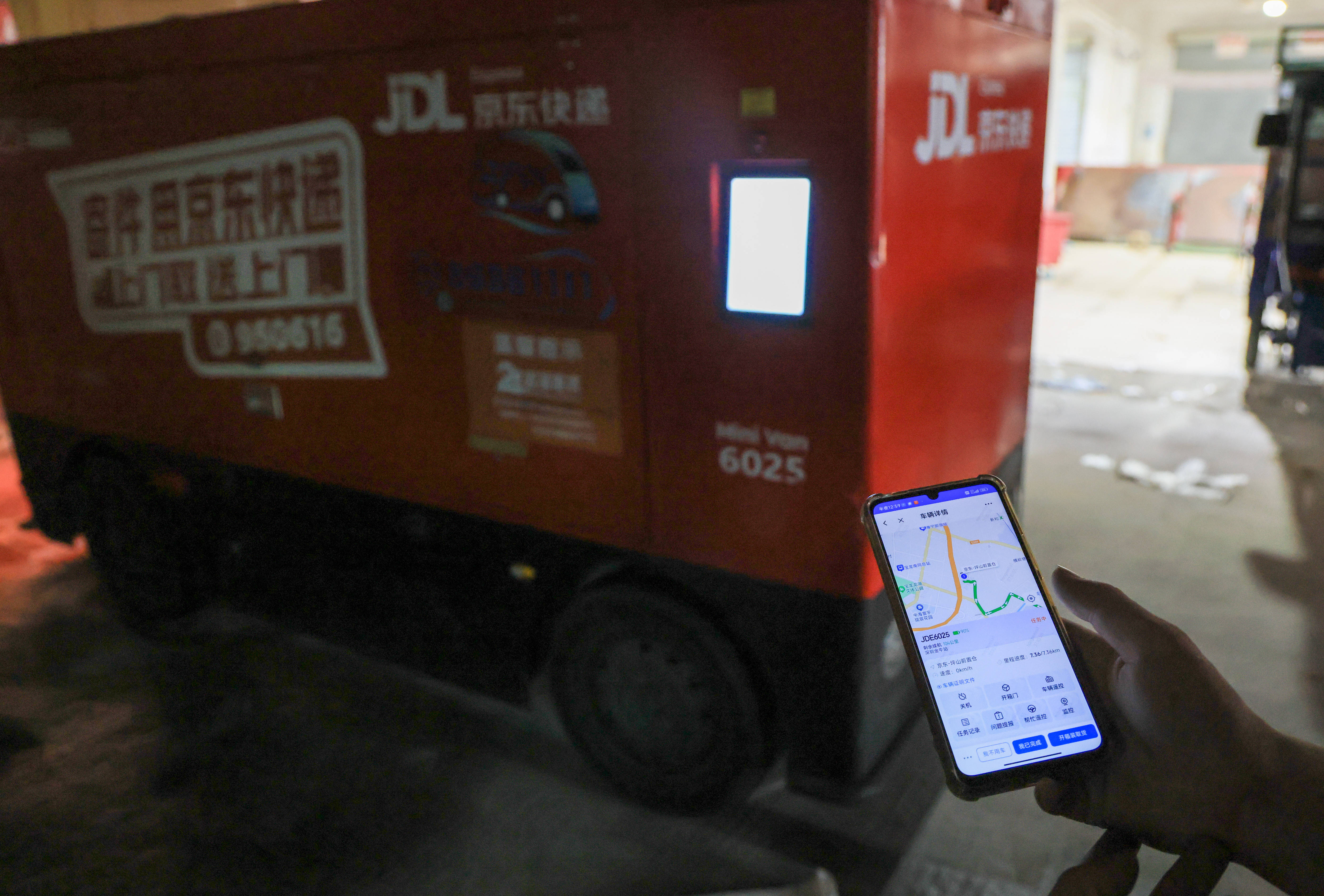 日夜穿梭街巷 深圳無人物流跑出新速度