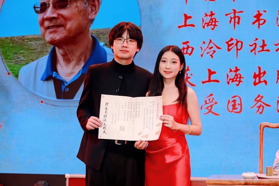 這場七夕活動在虹口舉行，連續十年邀請書法名家寫婚書