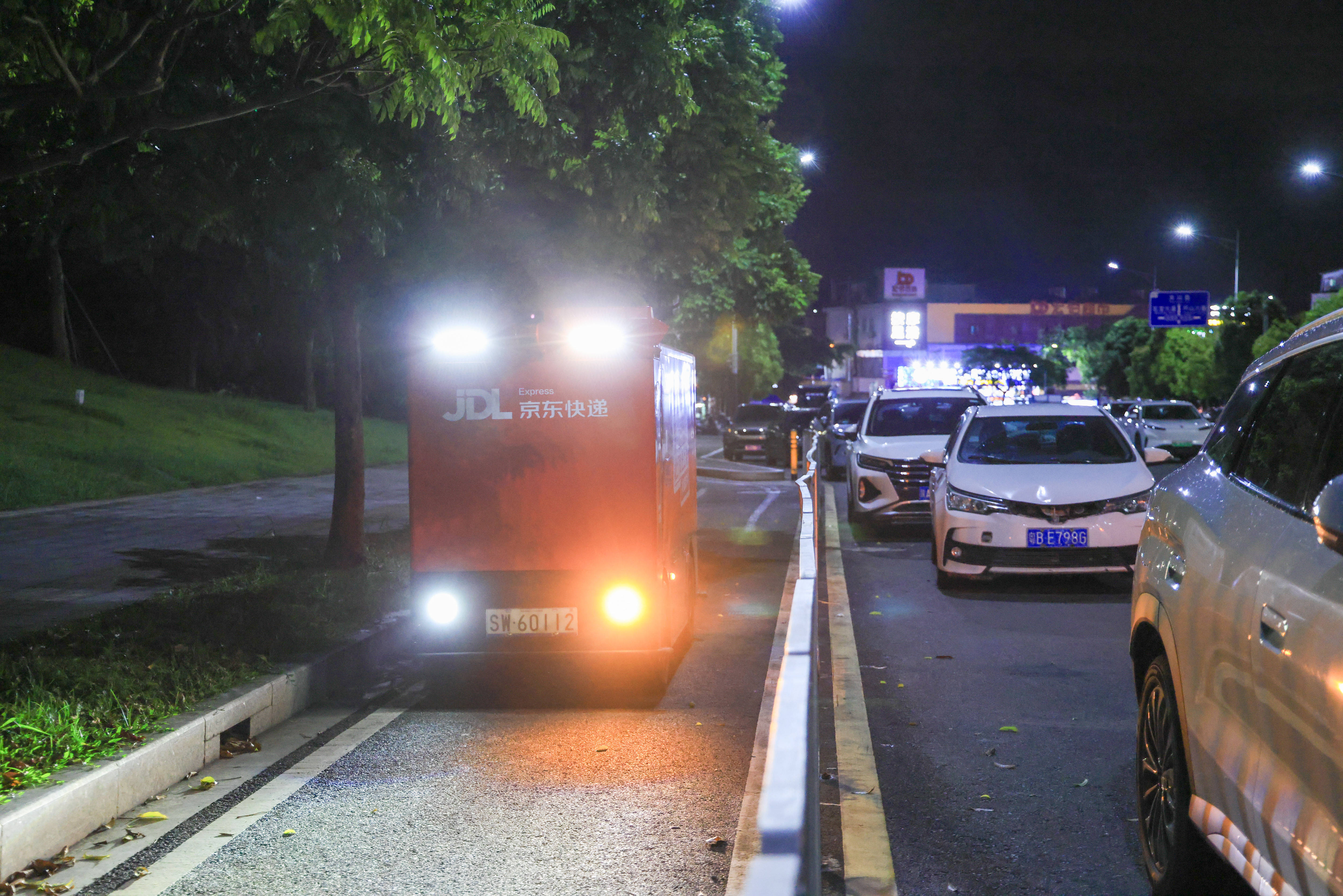 日夜穿梭街巷 深圳無人物流跑出新速度