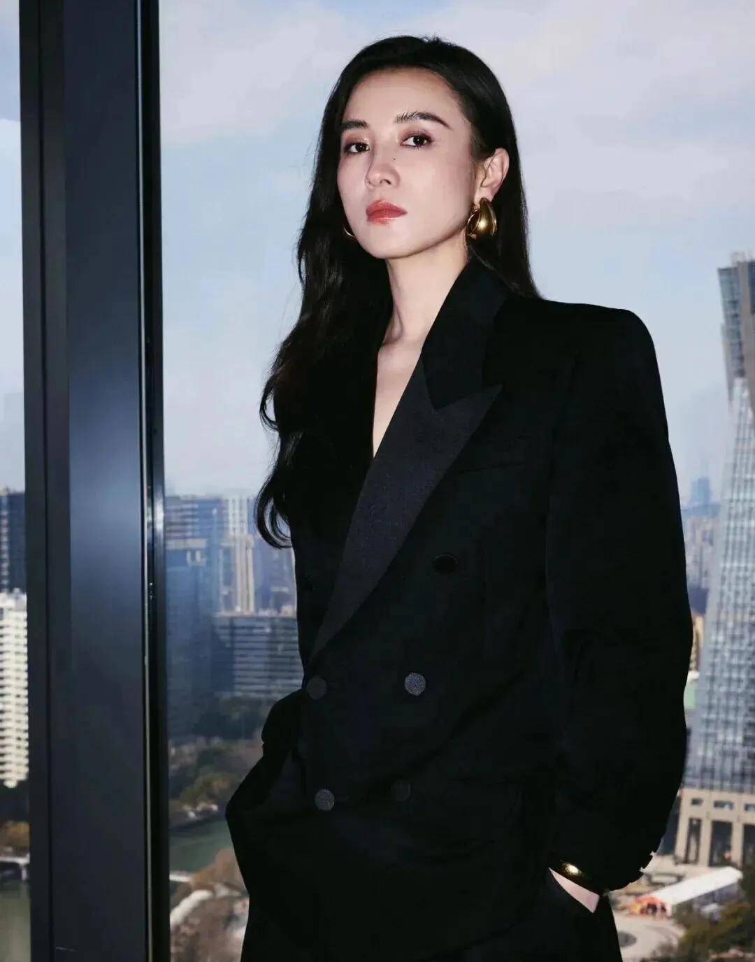 隨性高階，幹練利落，宋佳的高知秋季穿搭堪稱40+職場女性範本