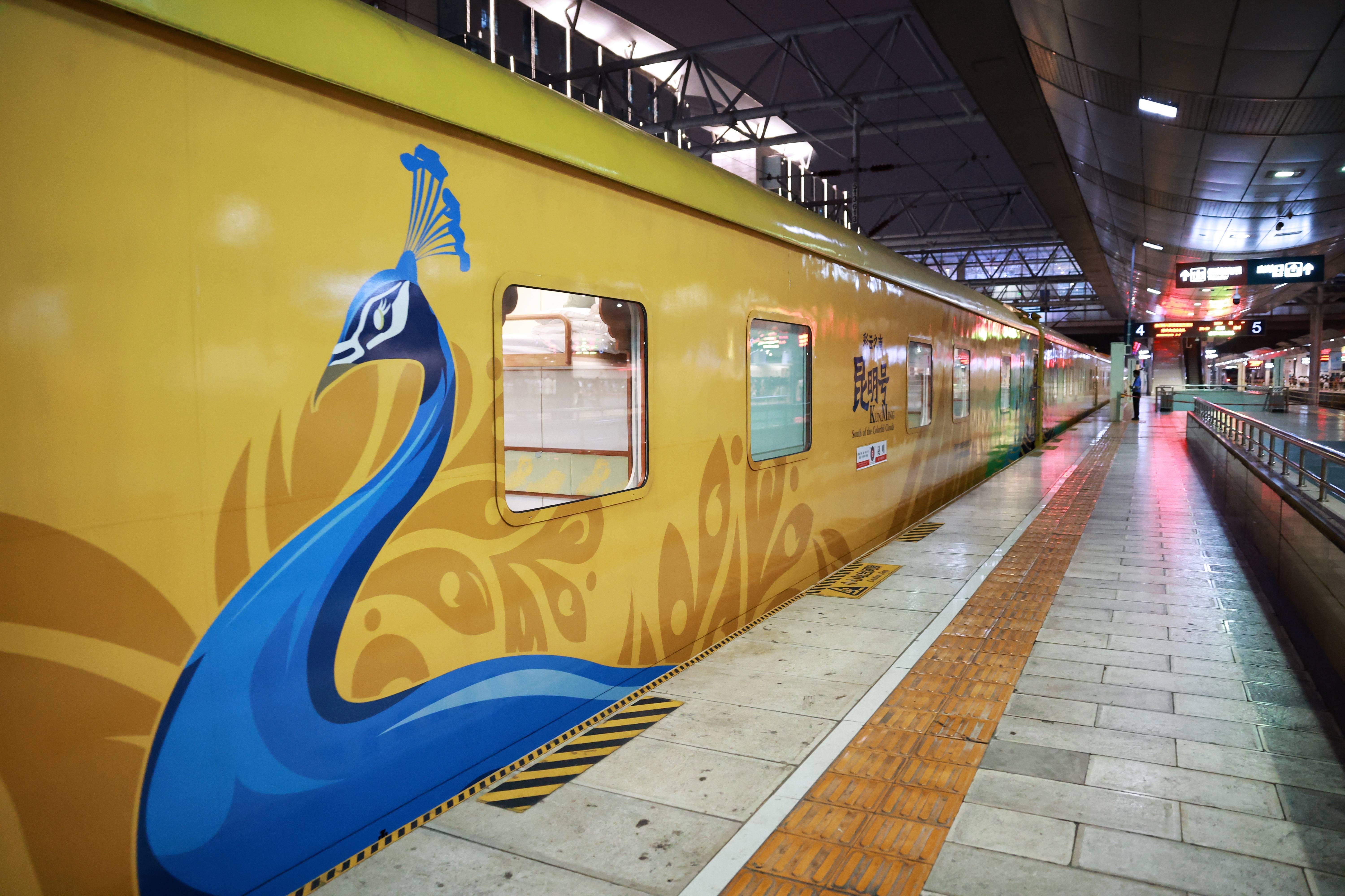 “彩雲之南·昆明號”旅遊列車首次開往新疆