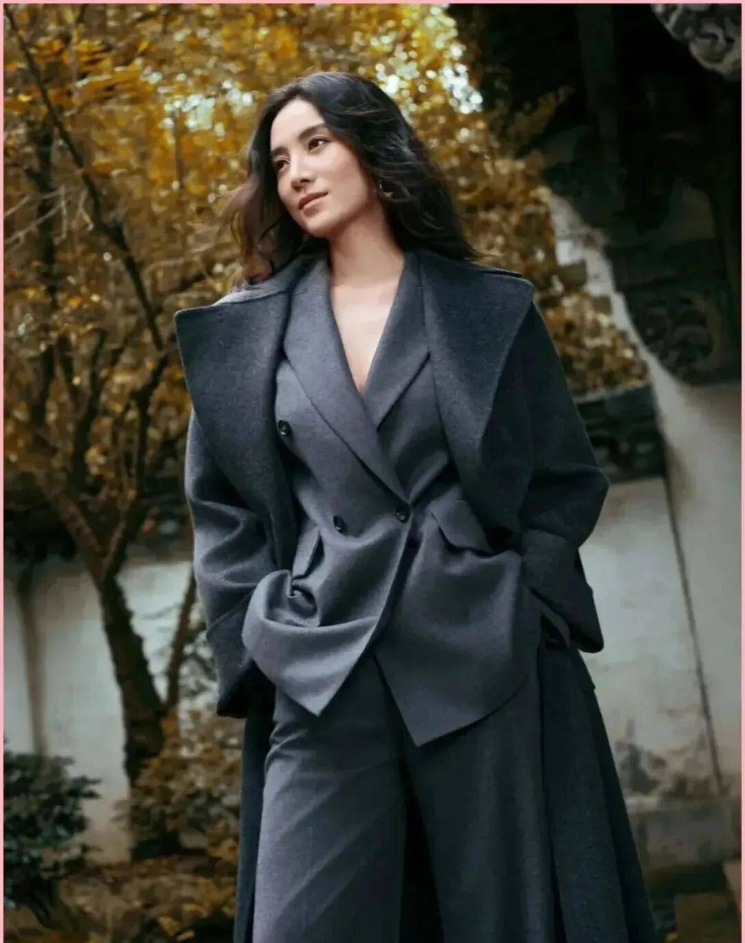 隨性高階，幹練利落，宋佳的高知秋季穿搭堪稱40+職場女性範本
