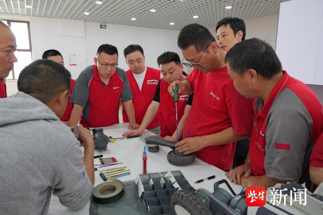 從“跑得快”到“修得精”：41歲江蘇快遞小哥“轉行”修機器人