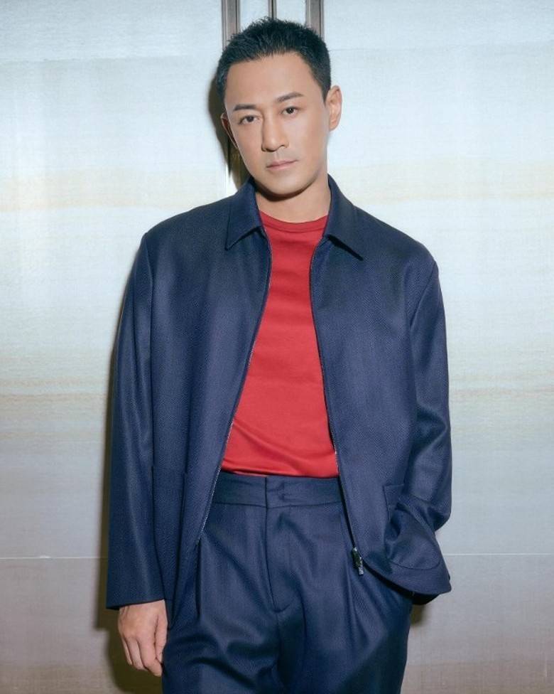 林峰拍完電影馬上回歸家庭，送6歲女兒上小學，大手牽小手