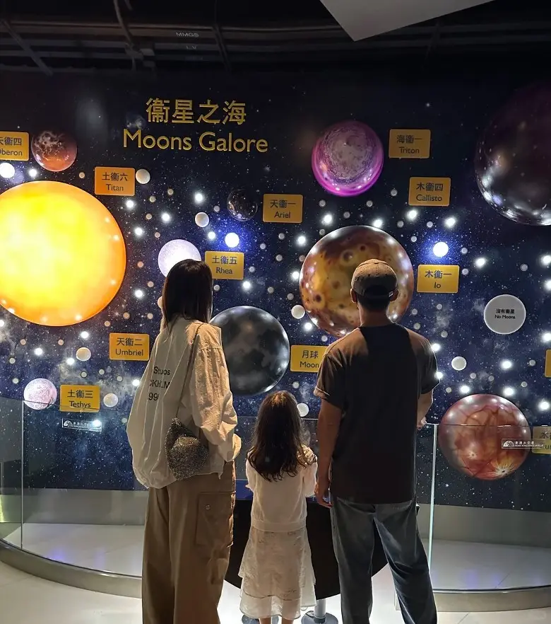 林峰拍完電影馬上回歸家庭，送6歲女兒上小學，大手牽小手
