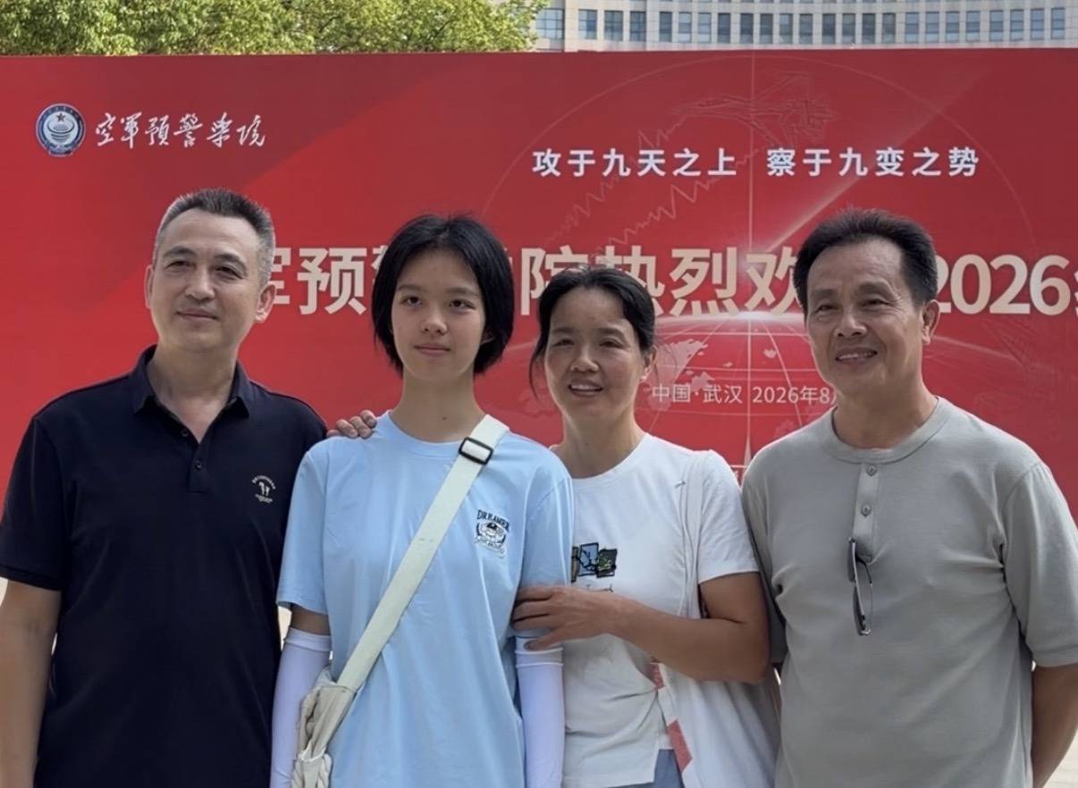 高考620分，湖南省唯一錄取女生來空軍預警學院報到，家中長輩曾參加抗美援朝