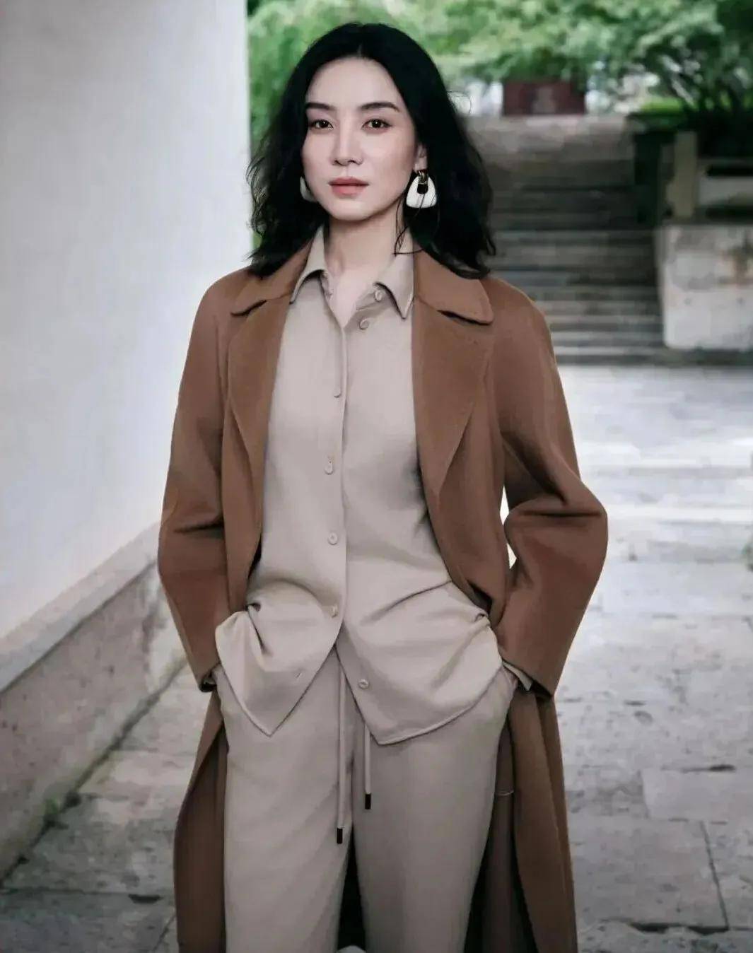 隨性高階，幹練利落，宋佳的高知秋季穿搭堪稱40+職場女性範本