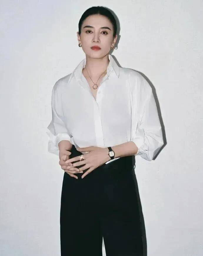 隨性高階，幹練利落，宋佳的高知秋季穿搭堪稱40+職場女性範本