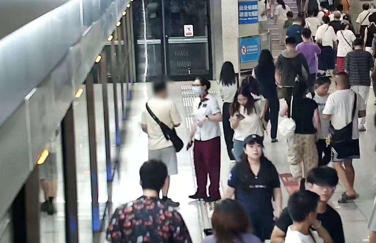 “七夕”禮物遺落武漢地鐵站臺，工作人員快速聯動挽回驚喜