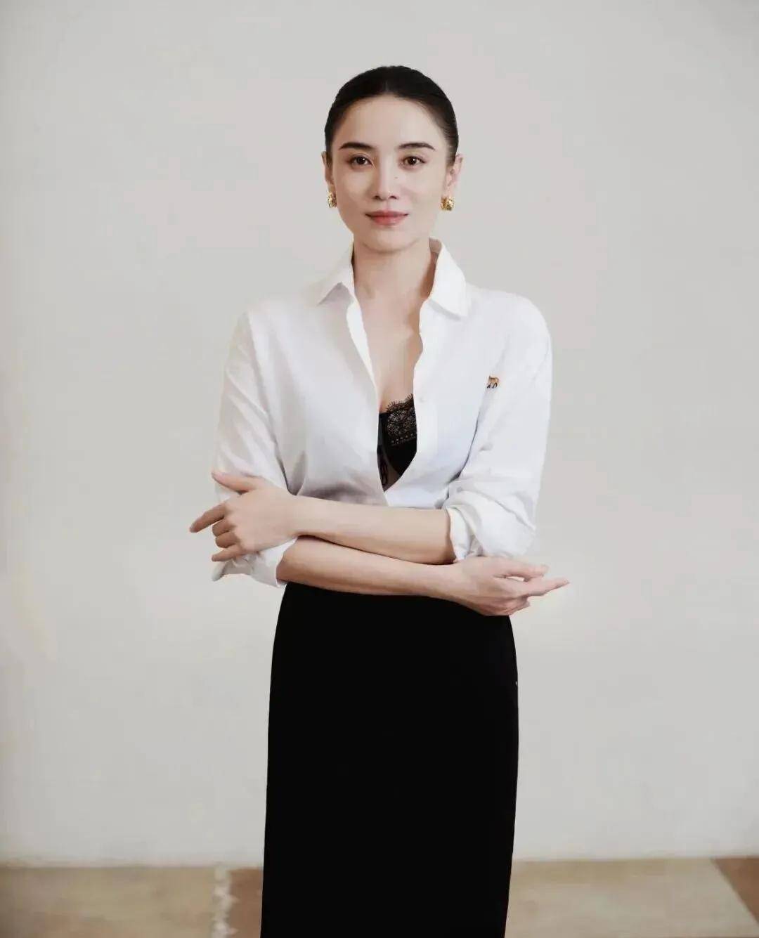 隨性高階，幹練利落，宋佳的高知秋季穿搭堪稱40+職場女性範本