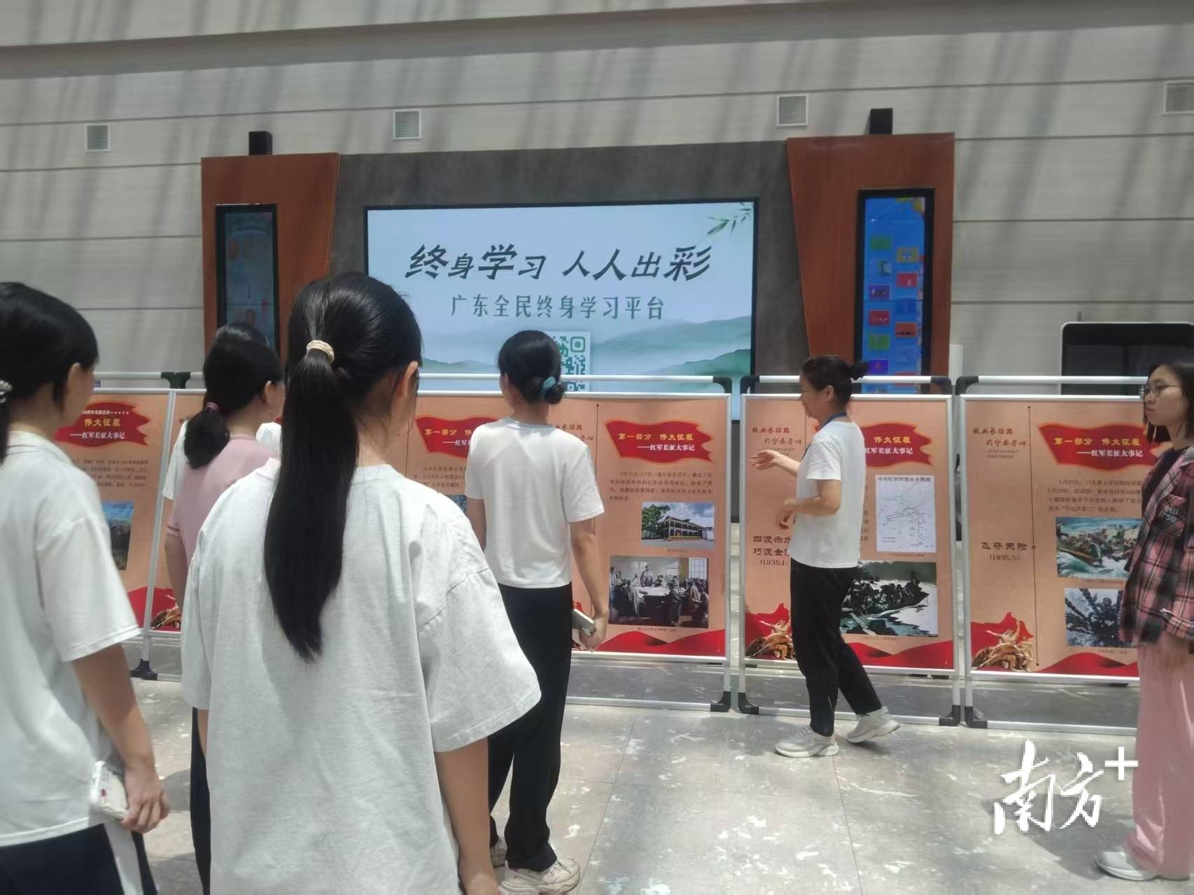 長征主題巡展在興寧市人民公園、圖書館巡展