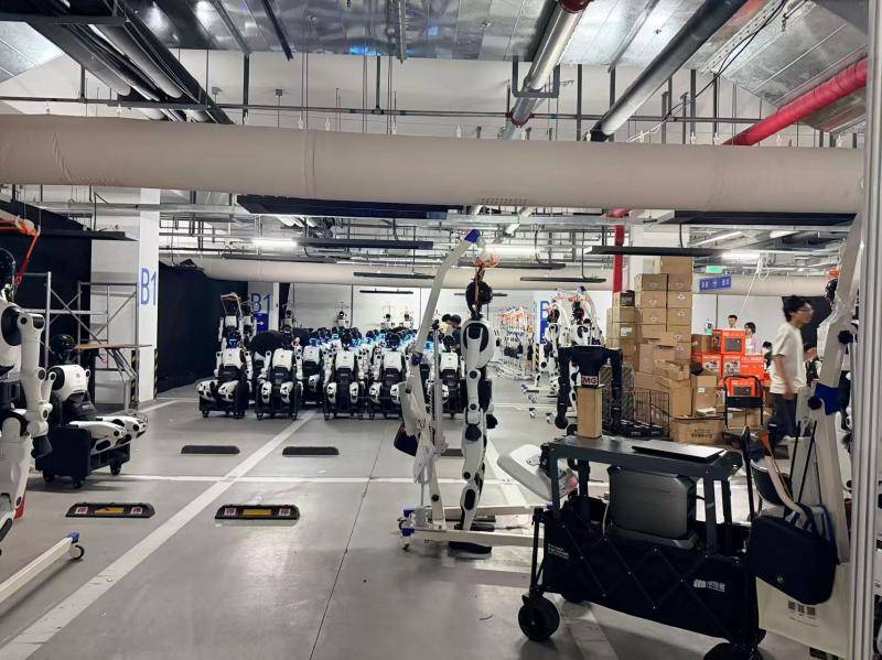 備齊倉儲、修理、充電功能，上千臺機器人入駐“運動員村”