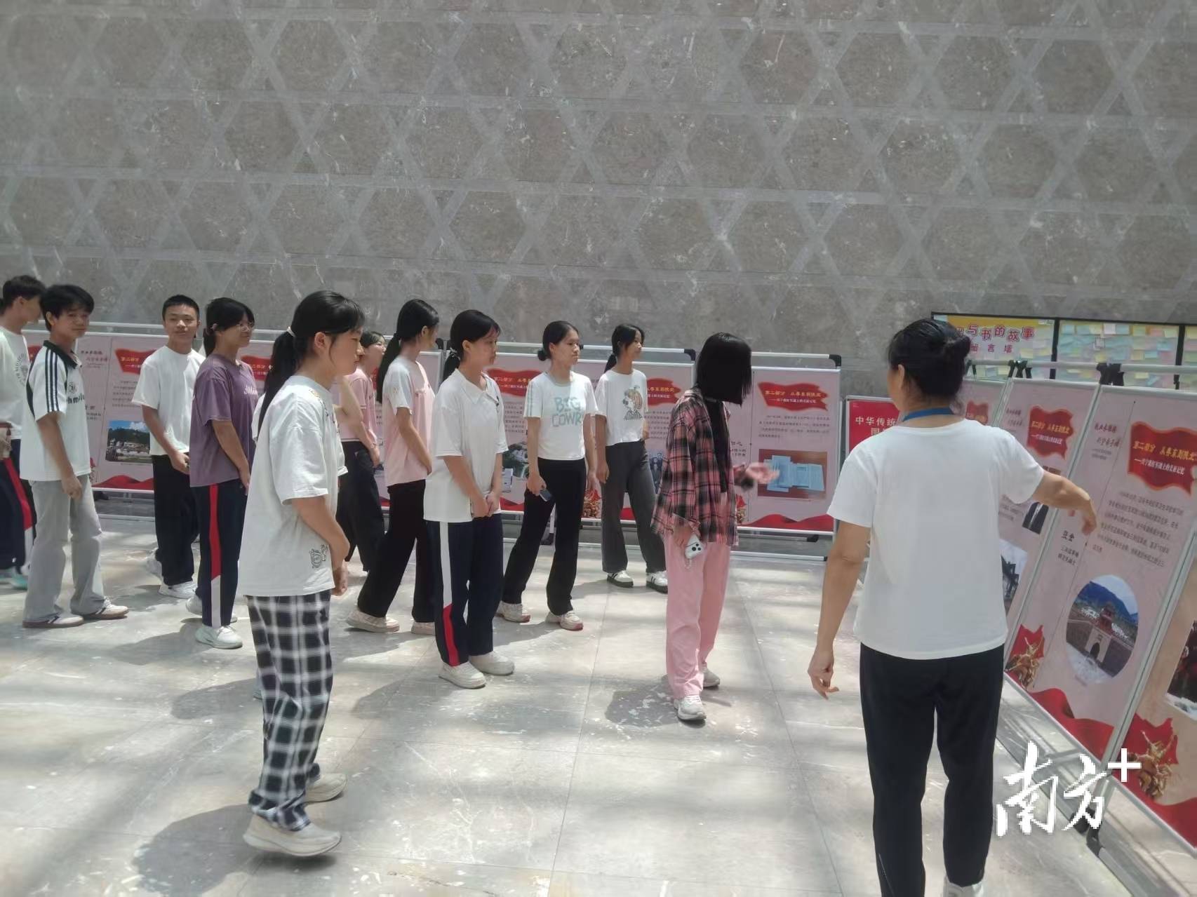 長征主題巡展在興寧市人民公園、圖書館巡展