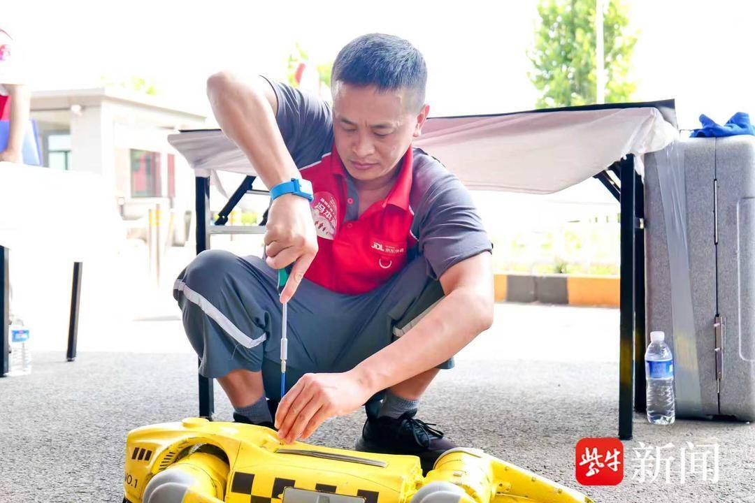從“跑得快”到“修得精”：41歲江蘇快遞小哥“轉行”修機器人