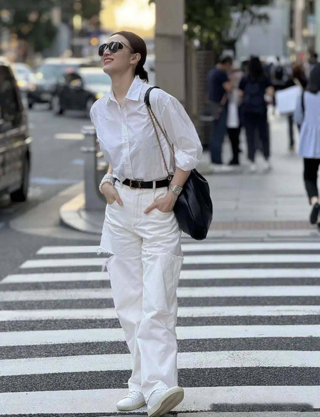 隨性高階，幹練利落，宋佳的高知秋季穿搭堪稱40+職場女性範本