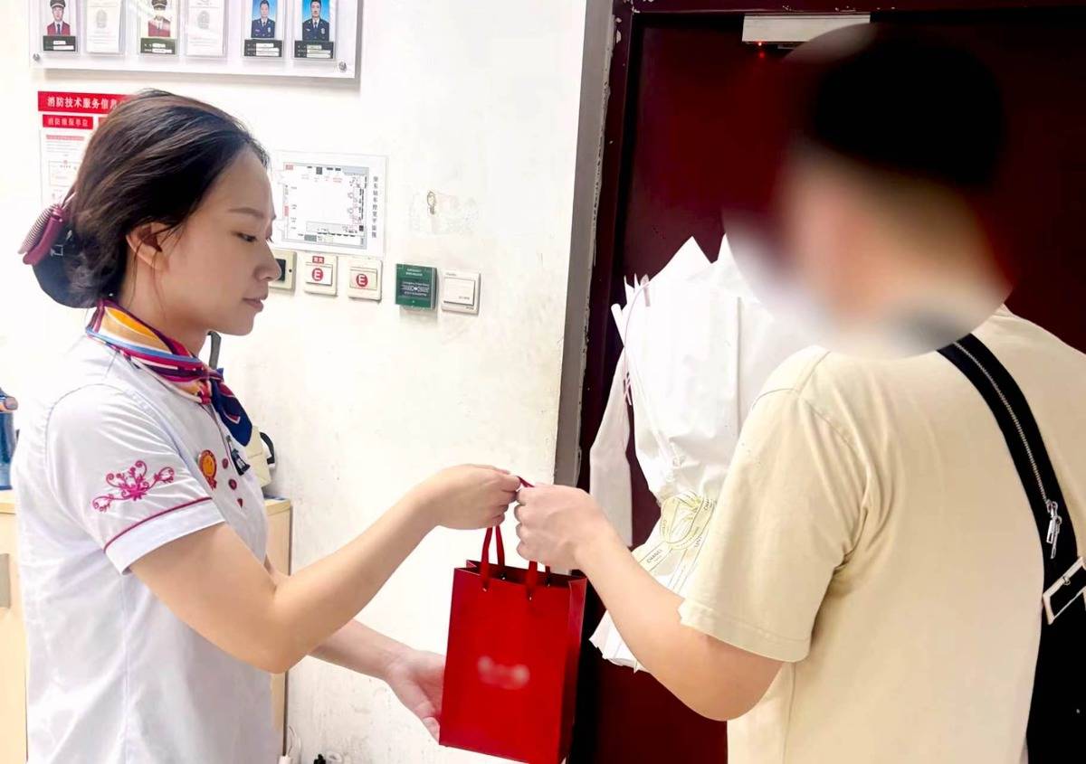 “七夕”禮物遺落武漢地鐵站臺，工作人員快速聯動挽回驚喜